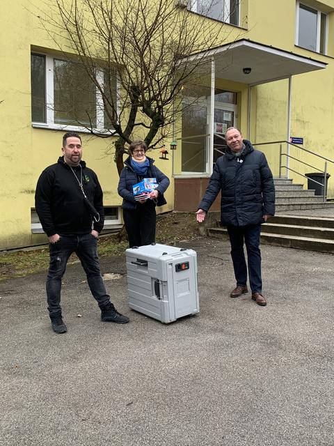 Beid er Übergabe vor dem Europahaus des Kindes.