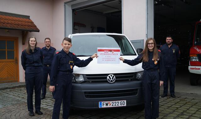 v.l.n.r.: Gehilfin des Jugendbetreuers FM Anja Pregesbauer, Feuerwehrkommandant OBI Daniel Müllner, JFM Christopher Knapp, JFM Nina Fuchs, Jugendbetreuer BM Benjamin Thor | Foto: FF Albrechts