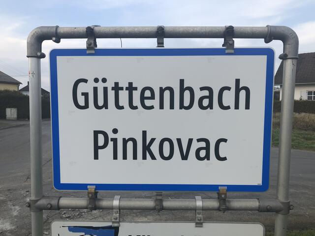 Güttenbach/Pinkovac hat mittlerweile nicht nur zweisprachige Ortstafeln, sondern auch viele weitere zweisprachige Aufschriften. | Foto: Viviane Jandrisits