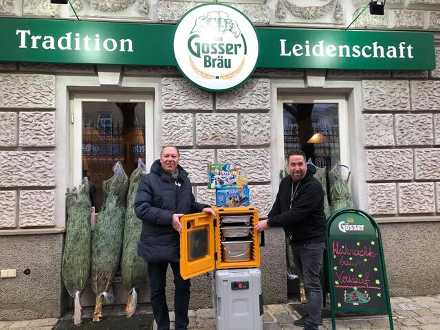 Spenden aus dem Christbaumverkauf und Essen: Die vorweihnachtliche Aktion von Alexander Leitner (r.) für das Europahaus des Kindes und das Heim der Benediktinerinnen in der Liebhartstalstrasse