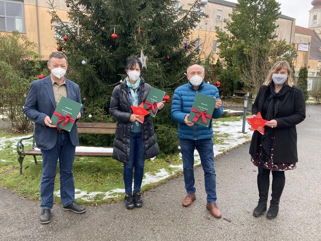 Eine Würdigung an das gesamte Team des Pflegewohnhauses der Caritas in Fernitz
Von li.n.re.: Herr Peter Loder-Taucher/Hausleiter, Frau Beata Simko/Pflegedienstleiterin im Pflegewohnhaus Fernitz und die "Geschenke-Überreicher", Erich Timischl/ehrenamtlicher Mitarbeiter und Frau Sabine Spari/von der Caritas der Diözese Graz-Seckau (zuständig für Region &amp; Engagement in der Regionalkoordinatorin Stmk. Mitte) 