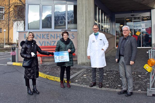 Scheckübergabe an den Verein für Tumorforschung:  Obfrau-Stv. Silvia Platter, Obfrau Hildegard Fritz, Prim. Ewald Wöll und Bgm. Siegmund Geiger (v.l.). | Foto: VP/ Schönherr