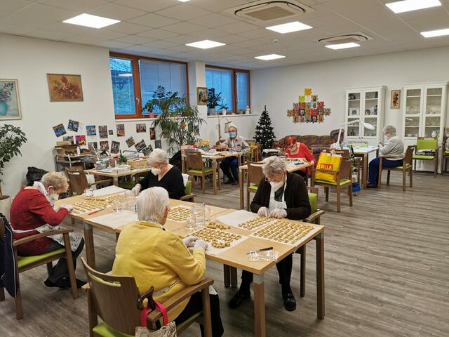 Mit gemeinsamem Kekse backen versüßt man sich die Wartezeit auf Weihnachten.