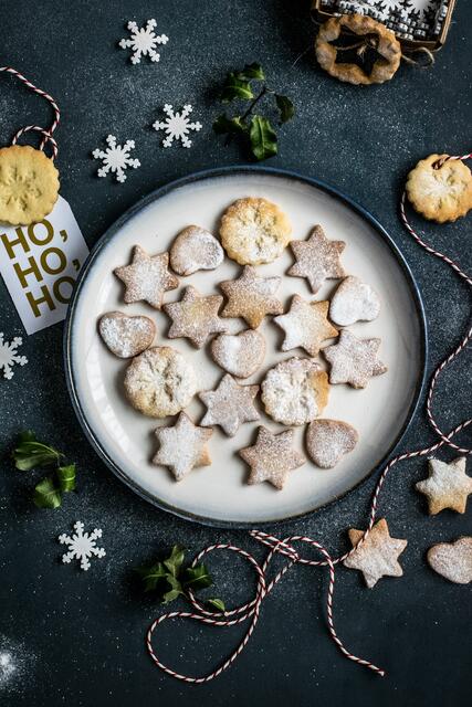 Nusskipferl, Waldmeisterspiralen, Zirbenkekse, Perlhuhn, Zwiebelsuppe und das klassische Rotkraut: Wir haben viele leckere Rezepte für die Weihnachtszeit aus den Bundesländern zum Nachkochen gesammelt.  | Foto: Monika Grabkowska/unsplash.com