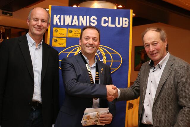 Ein Handschlag für die Kinder: Franz Zoppoth, Andreas Lanner und Heinz Oberrauner (von links) vom Vorstand des Kiwanis-Clubs Gailtal | Foto: Kiwanis