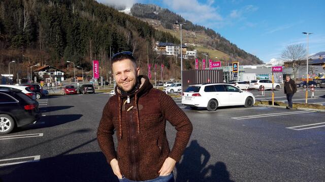 "Ein neues Auto, aber noch wichtiger ist momentan eine Arbeit, dann wird auch das Leben besser", so Bogdan Haiduc aus Saalbach. | Foto: Eva Rainer
