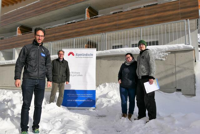 Die Wohnungen der Alpenländischen in Nauders wurden kürzlich termingerecht übergeben. BGM Helmut Spöttl, DI Markus Lechleitner (GF Alpenländische), Ramona Blaas und Jan Vozár (Bewohner) (v.li.). | Foto: Alpenländische/ Agentur Polak