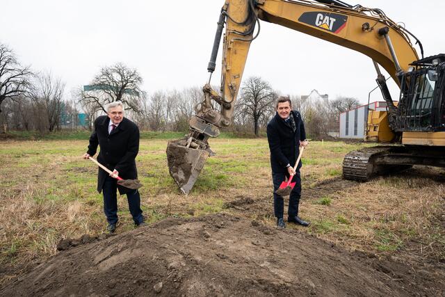 Gerhard Fida (Geschäftsführer Wiener Netze) und Peter Hanke (Amtsführender Stadtrat) beim Spatenstich zur Errichtung des neuen Umspannwerkes Albern der Wiener Netze (v.l.). | Foto: Wiener Netze/David Bohmann