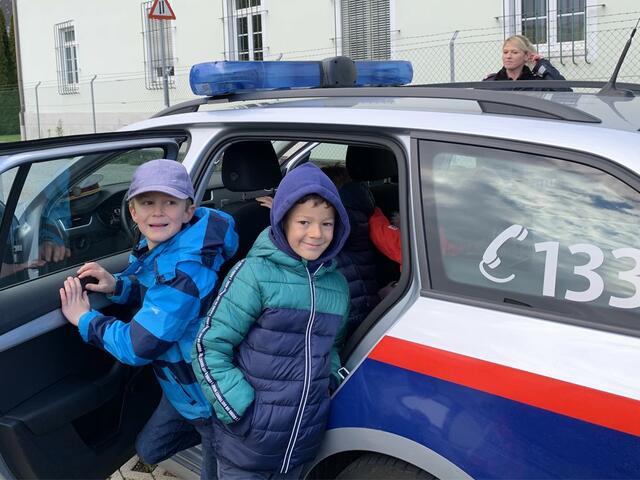 Die Polizei besuchte die Kinder der Trinity Privatschule und gab Tipps für den sicheren Schulweg. | Foto: Trinity Spittal