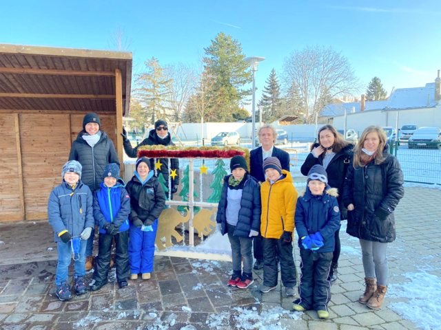 In Oberwaltersdorf gestalten Schulkinder drei Adventfenster, die dann auf dem Europaplatz aufgestellt werden. | Foto: Gem. Oberwaltersdorf