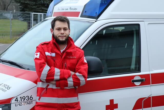 Tobias Karlinger aus Enns ist Rettungssanitäter beim Roten Kreuz Linz-Süd. | Foto: Karlinger