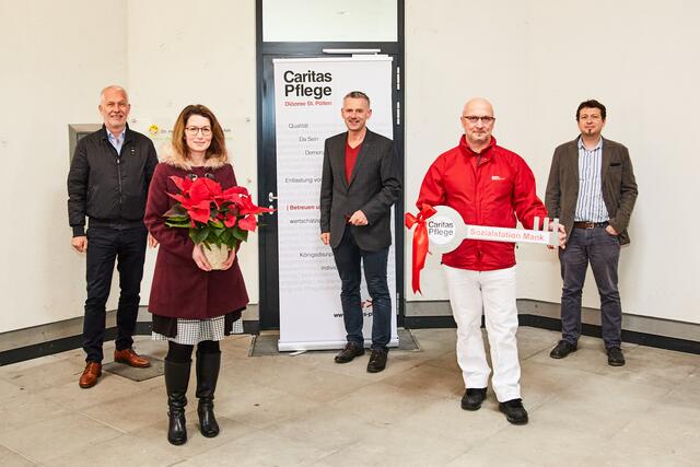 Inhaber des Alpenvorlandcenters in Mank Kurt Zehetner, Caritas Regionalleiterin Elena Steinmaßl, Bürgermeister Martin Leonhardsberger, Leiter der Caritas Sozialstation Mank Markus Speiser und Erwin Hörwertner (stv. Caritas-Bereichsleiter für Familie und Pflege) | Foto: Caritas/Franz Gleiss