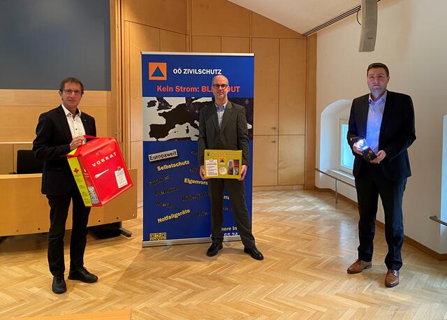 Josef Lindner (Geschäftsführer des Zivilschutzverbandes OÖ), Johannes Zimmerberger, MBA (Geschäftsführer der Linz Netz GmbH) und Sicherheitsreferent Stadtrat Michael Raml informieren über Vorsorge und Verhaltensregeln im Falle eines Blackouts (v. l.).