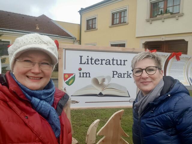 Cornelia Schäfer (li.) ist verantwortlich für das Projekt "Literatur im Park". Brigitte Eder (re.) ist für die Dekoration zuständig.  | Foto: Cornelia Schäfer