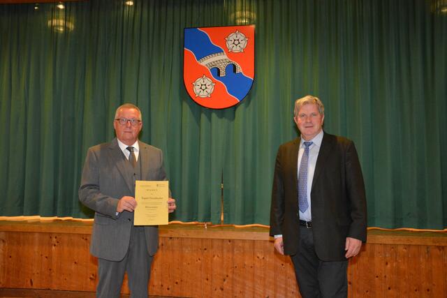 Frisch angelobt: Bürgermeister Rupert Fleischhacker mit Bezirkshauptmann Wiesenhofer.