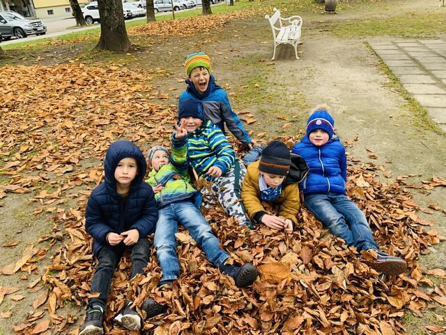 Die Tafel-Klassler der Trinity Privatschule erlebten im Herbst buntes Blätterrascheln im Stadtpark. | Foto: Trinity Spittal