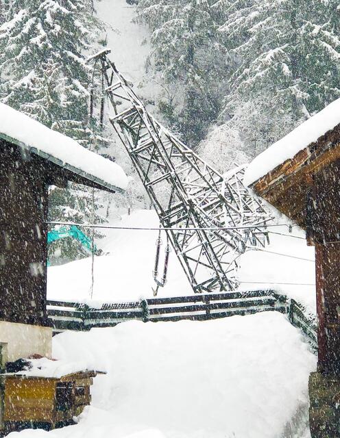 Der Schneefall sorgte für zahlreiche Stromausfälle. Die TINETZ soll stärker in die Pflicht genommen werden. | Foto: Brunner Images