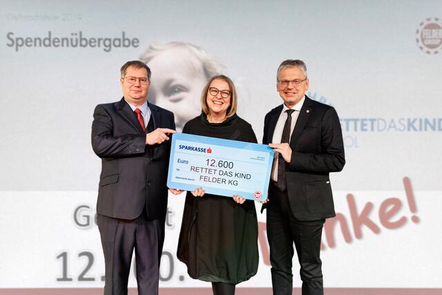 Karl Binder und Martin Rainer (li. und re.) übergeben im Namen der Felder Group den Scheck an Brigitte Schieferer von Rettet das Kind Tirol (Mitte). | Foto: Felder Group