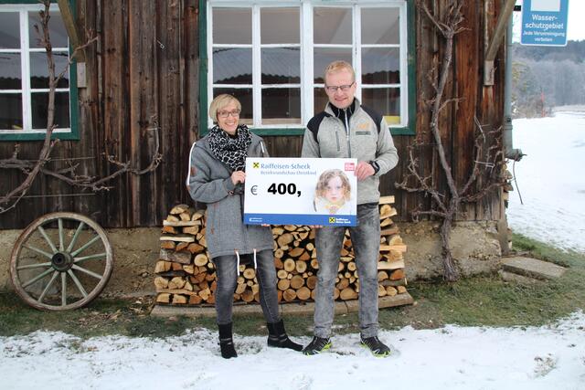 Sharon und Gerhard Maderecker von der gleichnamigen Tischlerei in Zell am Moos übereichten einen 400-Euro-Scheck.  | Foto: Stix