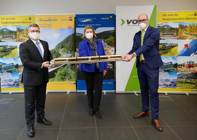 Mobilitätslandesrat Ludwig Schleritzko, Niederösterreich Bahnen Geschäftsführerin Barbara Komarek und VOR Verkehrsexperte Paul Liebhart präsentierten im Rahmen der Pressekonferenz die Eckpunkte des neuen Verkehrsdienstevertrags für die Mariazellerbahn und die Citybahn Waidhofen. | Foto: NLK/Pfeiffer