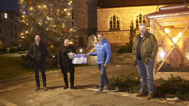 Spendenübergabe: Herbert Gassner, Alex Höller und Markus Schwaiger (alle drei vom Lions Club Zell am See) mit Katja Egger, Initiatorin der "Kinderwünsche Pinzgau" | Foto: Thomas Reitsamer