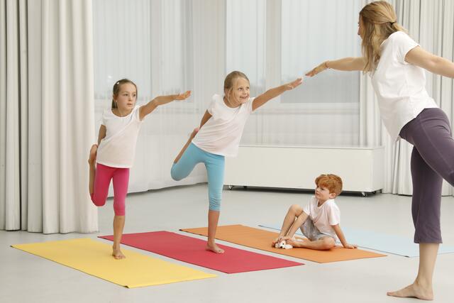 Für die umständlichen Yoganamen hat sich Mairhofer lustige Quatschnamen einfallen lassen, wie "Quietschbunte Hatschiblume", "Gackernder Delfin" oder "Glitzernder Regenbogen".  | Foto: Tanj