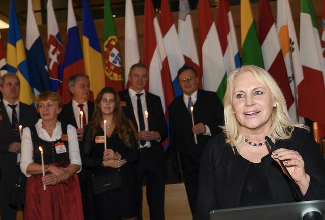 2019 nahm zum ersten Mal ÖVP-Delegationsleiterin und EVP-Mitglied Angelika Winzig das Friedenslicht in Empfang. | Foto:  © European Union 2019 - Source : EP