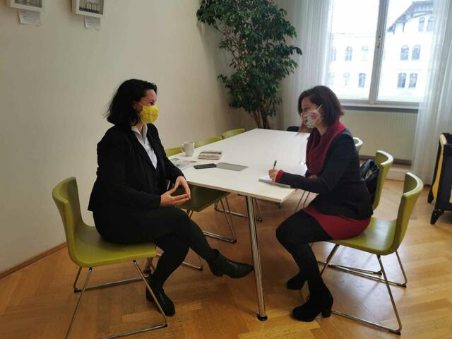 Ein letztes Mal als Bezirksvorsteherin spricht Veronika Mickel-Göttfert (ÖVP) mit bz-Redakteurin Larissa Reisenbauer. | Foto: BV8