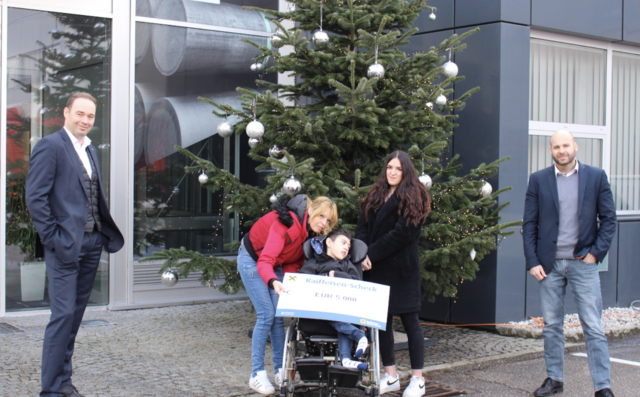 CEO der HAI-Gruppe, Rob van Gils (li.), mit Head of Sales &amp; Service und Präsident von "Human Benefiz" Christoph Aichinger (re.) bei der Scheckübergabe. | Foto: HAI