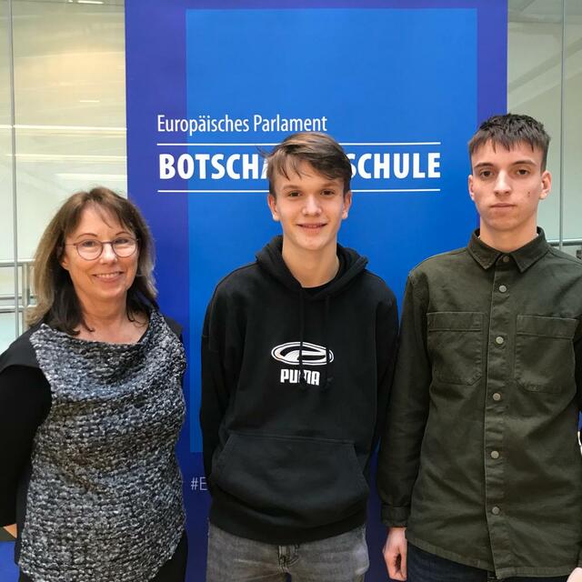 Seniobotschafterin Rosa Stummer mit Juniorbotschaftern Matthias Hofer und Paul Temmel. | Foto: Mag. Rosa Stummer