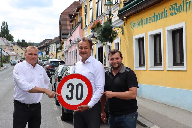 Neustifts Wirte und ÖVP-Bezirksvize Robert Wutzl (Mitte) freuen sich über die neue 30er-Zone. | Foto: BV 19/Martinuzzi