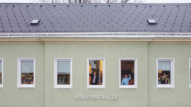 Bürgermeister Matthias Stadler und Schulamtsleiter Andreas Schmidt freuen sich über den nächsten Modernisierungsschritt beim Kindergarten- und Volksschul-Gebäude in Ratzersdorf.  | Foto: Arman Kalteis