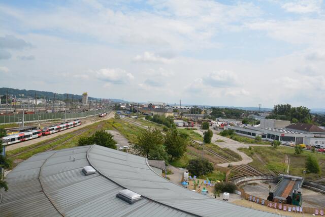 Ein Blick über das Dach der Remise Richtung Osten auf das Kerngebiet der künftigen Stadtentwicklung.  | Foto: Leitsberger