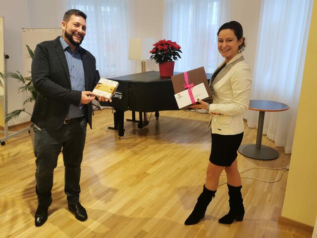 Nach dem Interview wurden kleine Weihnachtspräsente, gekauft bei regionalen Händlern, ausgetauscht.  | Foto: BV6