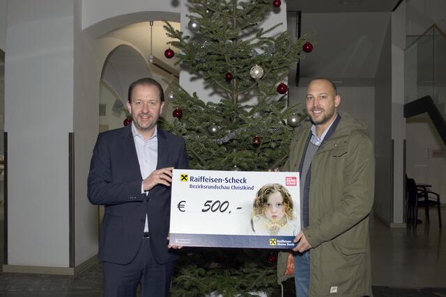 Vizebürgermeister Bernhard Baier (Linzer Volkspartei) übergab eine großzügige Spende an StadtRundschau Linz-Geschäftstellenleiter Stefan Auer. | Foto: Baumgartner/BRS