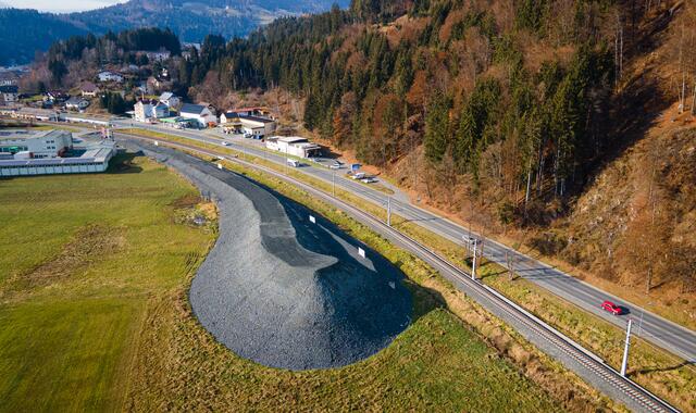 ÖBB-Großprojekt im Gailtal: Die Vorlastschüttungen zur Errichtung der Überfahrtsbrücke sind finalisiert. | Foto: ÖBB/Lukas Wille