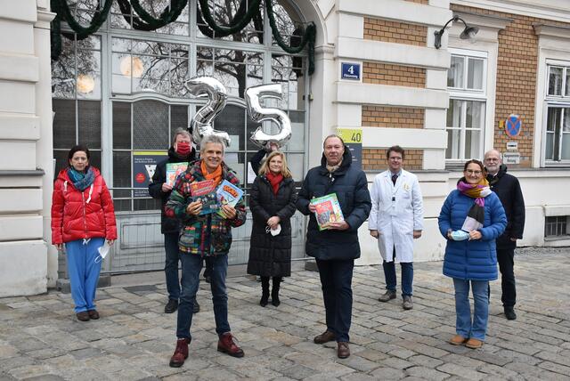 Thomas Brezina (3.v.l.) und Bezirksvorsteher Franz Prokop (4.v.r.) im Kreise der Leitung der Klinik Ottakring | Foto: BV16