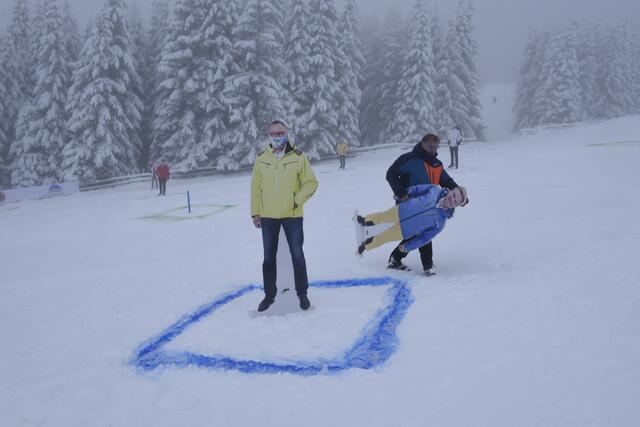 Reinhard Eberhart platziert Skulpturen auf der Piste | Foto: for distance_Neumüller