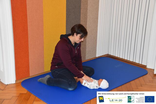 Irene Hinterhofer zeigt den Mamas in ihren Kursen unter anderem den richtigen Umgang mit Kindern. Hier: die Bauchmassage.