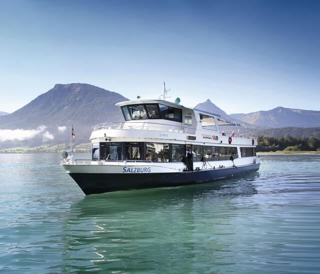 Seit Kaisers Zeiten gibt es die Wolfgangsee Schifffahrt schon - 1873 „stach“ erstmals der Raddampfer "Kaiser Franz Josef I." in den Wolfgangsee, er wurde damals als "technische Errungenschaft" gepriesen. Das 33m lange Nostalgieschiff war schon Star in zahlreichen Filmen und ist nach wie vor Teil der Flotte. Heute zählt die Flotte sechs Motorschiffe mit dem Flaggschiff "Salzburg" an der Spitze. Das größte Schiff ist die "Österreich", sie fasst 365 Passagiere. Die traditionelle Wolfgangsee-Flotte der Wolfgangsee Schifffahrt mit dem ehrwürdigen Raddampfer "Kaiser Franz Josef" und fünf weiteren Motorschiffen verbindet die drei Wolfgangsee-Orte auf romantische Weise.
