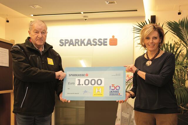 Günter Graf (Vorsitzender Hilfswerk Neulengbach) mit Michaela Hausmann | Foto: Sparkasse Herzogenburg-Neulengbach