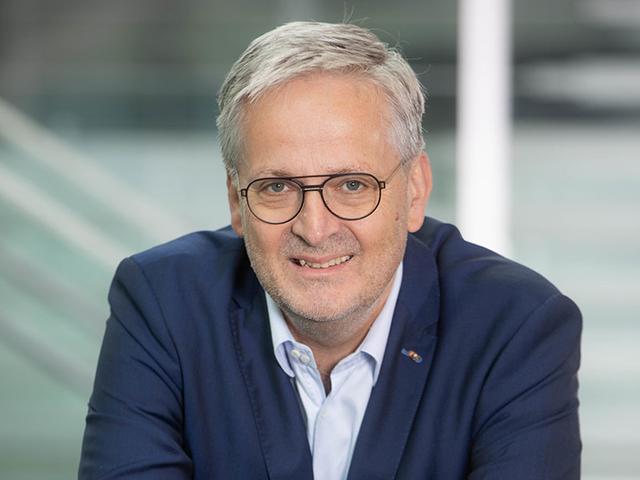 Sebastian Huber, im Zivilberuf niedergelassener Facharzt für Innere Medizin, will die Impfung als besonders niederschwelliges Angebot an die Menschen bringen und mit einer Aufklärungskampagne für mehr freiwillige Teilnehmer sorgen.  | Foto: NEOS/Mike Vogl