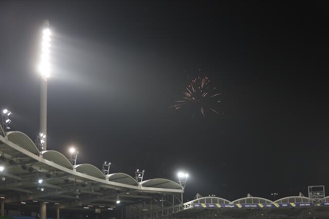 Die LASK-Fans verabschiedeten sich vor dem Stadion mit einem Feuerwerk von der Gugl. | Foto: Reischl