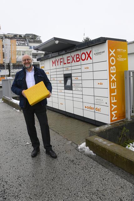 STW-Vorstand Erwin Smole freut sich über die ersten Myflexboxen in Klagenfurt, wie hier in der Kraßniggstraße. | Foto: Helge Bauer/KK