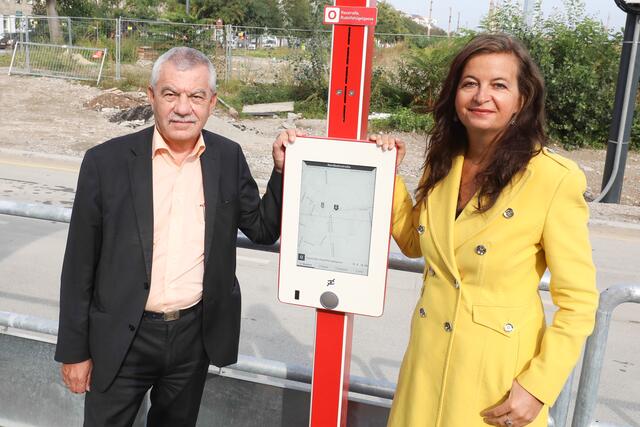 Bei einer der neuen ePaper-Haltestellen im Nordbahnviertel: Günter Steinbauer, Geschäftsführer der Wiener Linien, und Öffi-Stadträtin Ulli Sima (SPÖ). | Foto: Wiener Linien