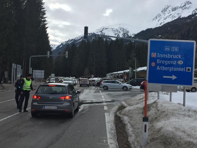 Bei der Abreise aus den Quarantänegebieten im Paznaun und St. Anton am Arlberg kam es zu teilweise chaotischen Szenen. | Foto: ZOOM.TIROL