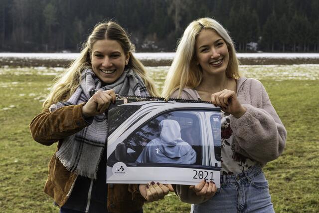 Delia und Milena Stern mit dem Kalender von IniciativAngola | Foto: Niko Wakounig