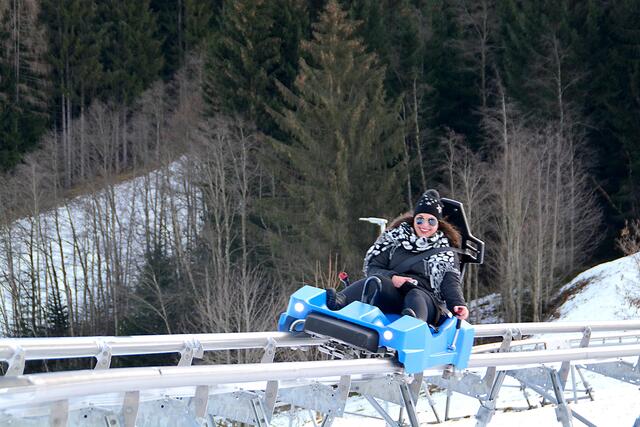 BEZIRKSBLATT Redakteurin Magdalena Gredler unterzog den neuen "Drachenflitzer" in der Wildschönau den ultimativen Freizeitcheck und war sichtlich begeistert.  | Foto: Gredler 