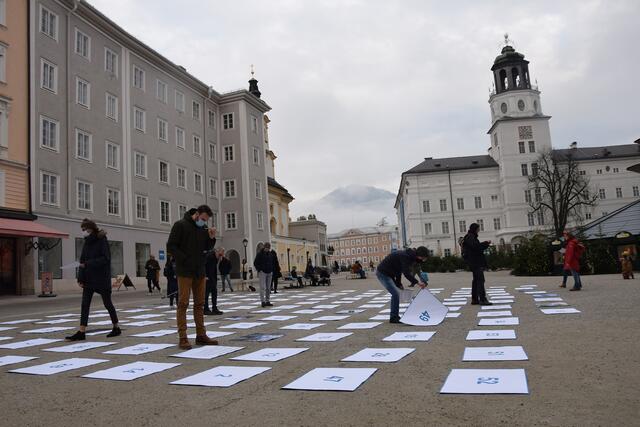 Das Memory-Spiel am Residenzplatz lud dazu ein, die passenden Informationen zu den Straßennamen zu finden.