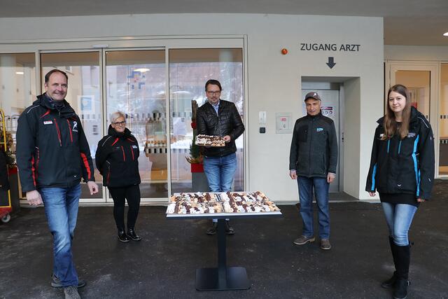 Die selbstgemachten Kekse wurden unter anderem an das Heim Santa Katharina in Ried im Oberinntal überreicht. Im Bild: Bernd Matschnig, Beate Höllrigl (beide Pitztaler Gletscher), Peter Hager (Heimleitung Heim Santa Katharina), Mehmet Aflamaz, Janina Teichert (beide Kaunertaler Gletscher) (v.li.). | Foto: Brandmedia